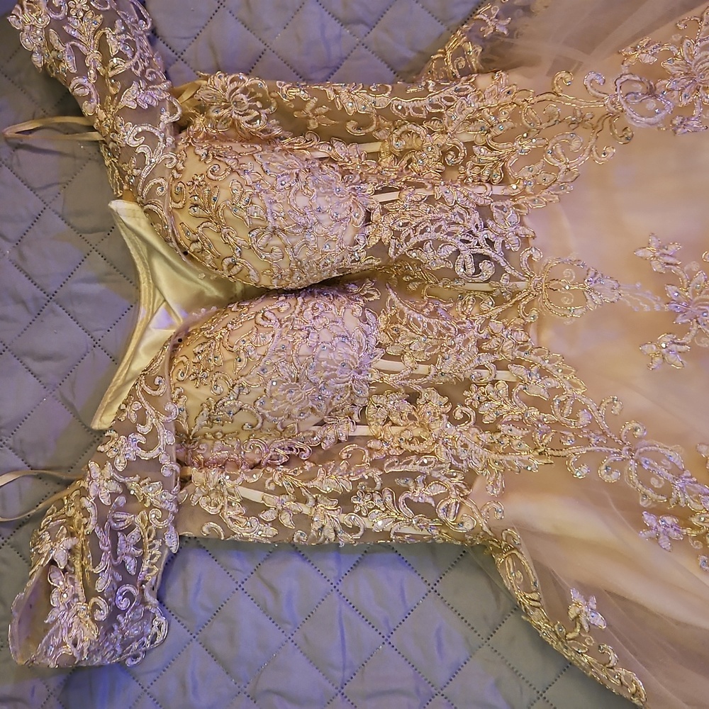 Chicas golden formal  gown sparly and beautiful. Like new only worn once.
